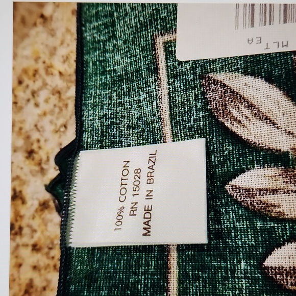 Poinsettia Table cloth and napkins (12) - Picture 3 of 7